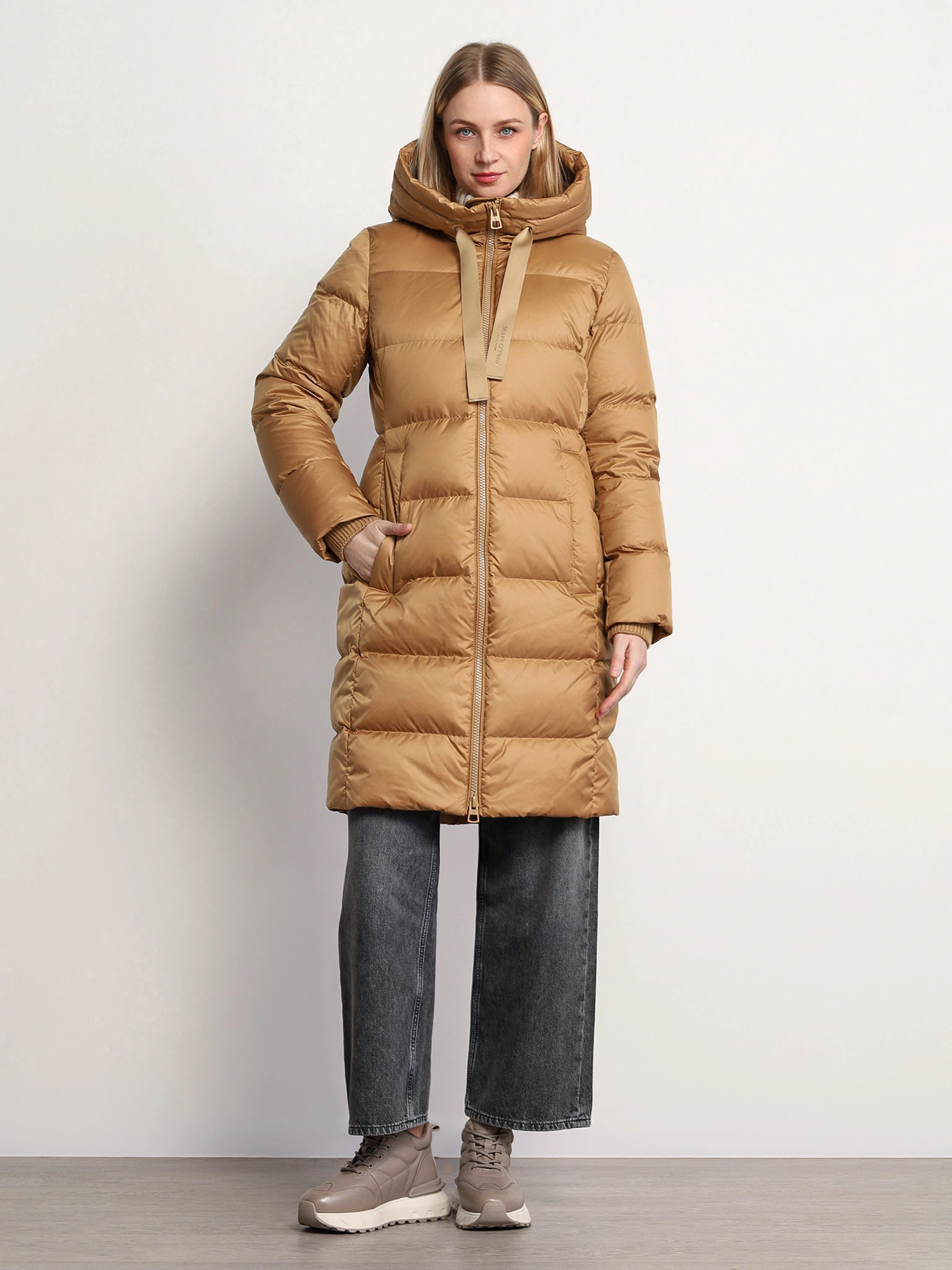 Пальто пуховое песочного цвета